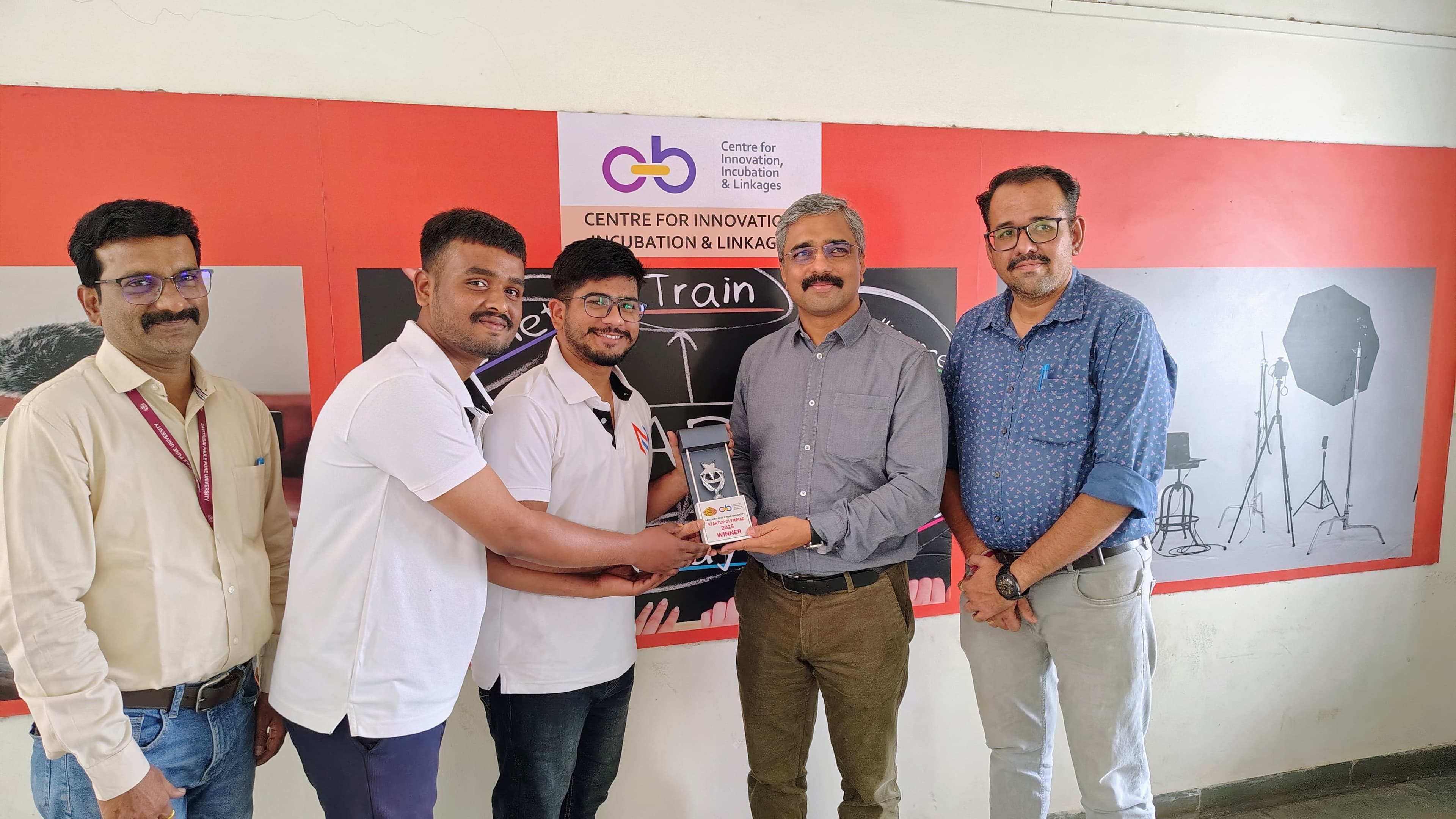 NaviByte team receiving award